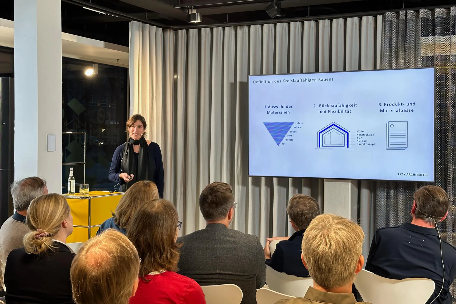 Margit Sichrovsky von LXSY Architekten teilte ihre Erfahrungen aus den Bereichen des zirkulären Bauens und Urban Mining.