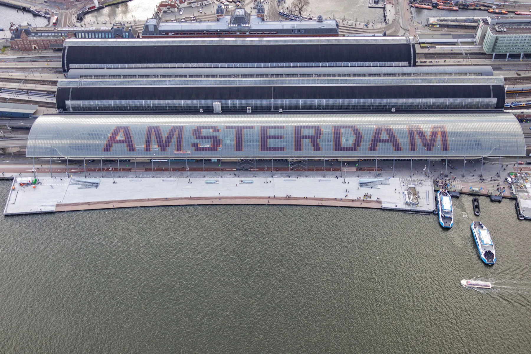 Der Hauptbahnhof von Amsterdam am Fluss IJ