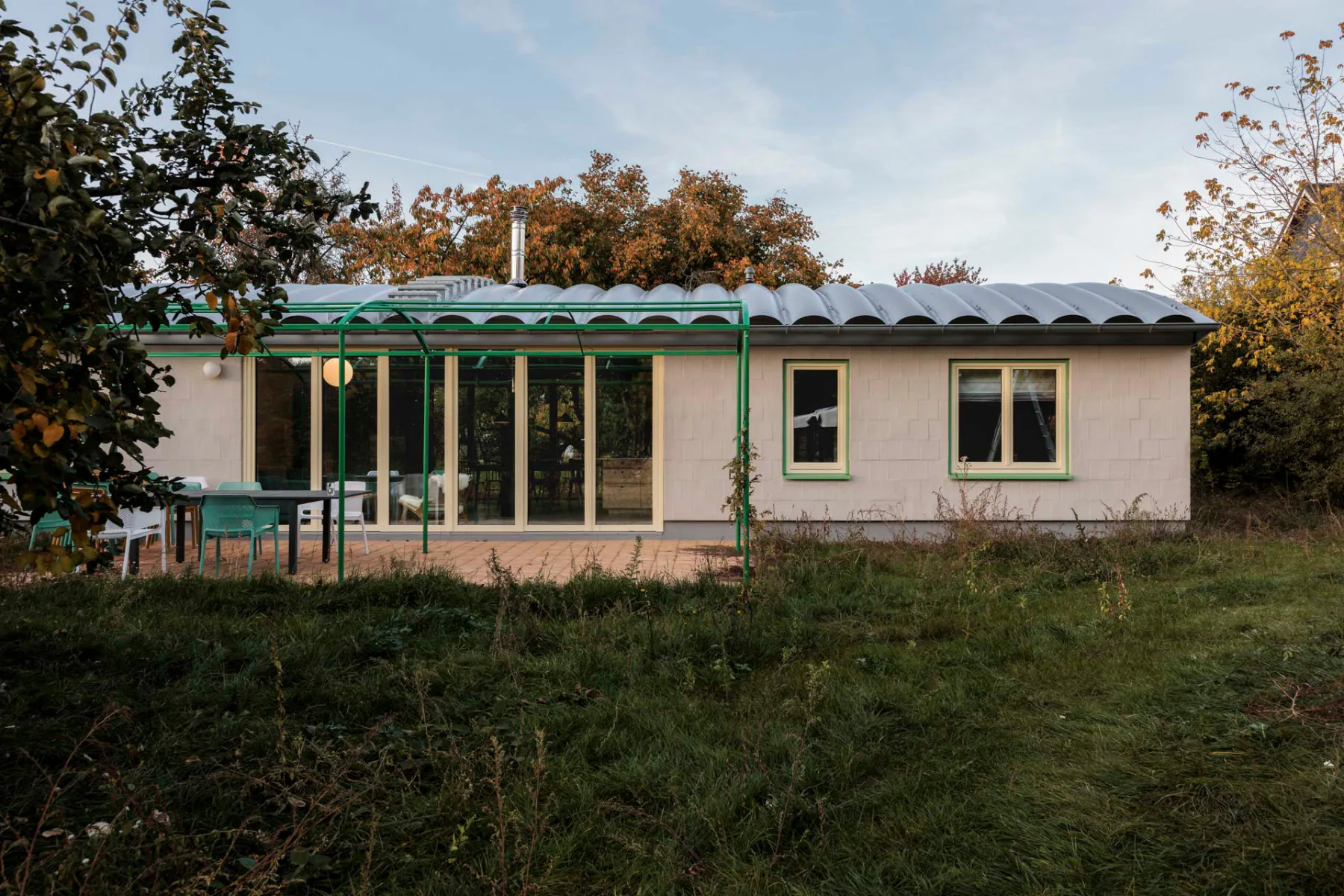Das Einfamilienhaus steht mitten auf dem großzügigen Gartengrundstück, umgeben von Obst- und anderen Laubbäumen.