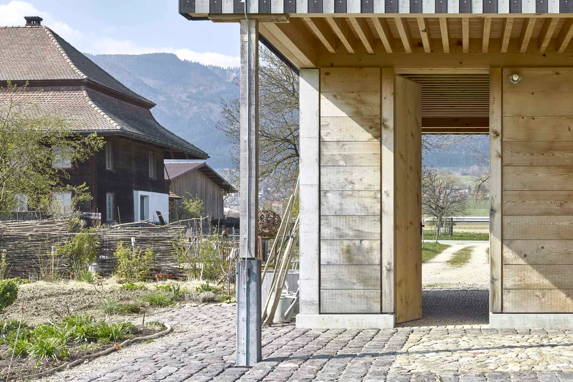 Das neue Wohnhaus ist mit etwas Abstand zu dem bestehenden Bauernhaus platziert.