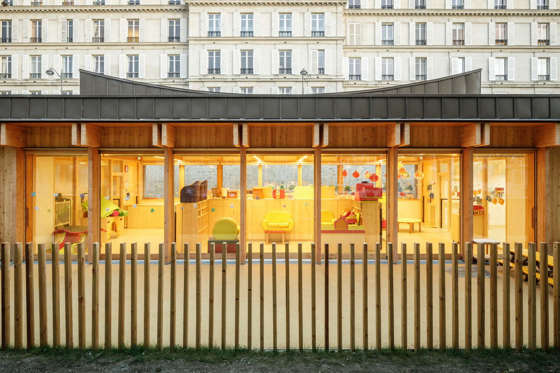 Hybrider Kita-Neubau in Paris von Atelier Régis Roudil