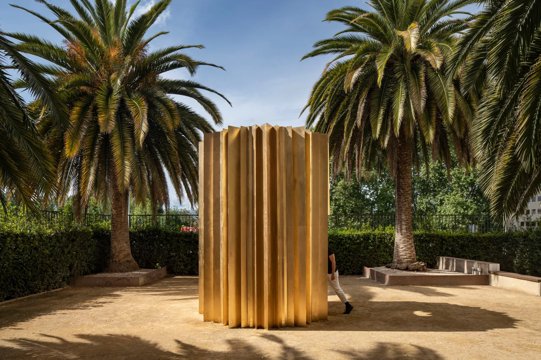 Der Pavillon aus Seide steht im Garten des Nuevos Ministerios in Madrid.