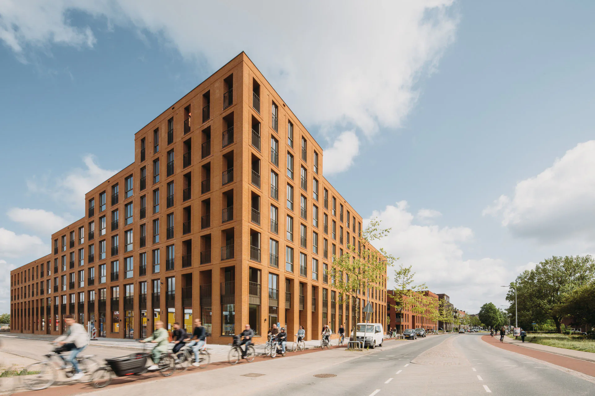 In die Ecken des Wohnblocks sind nahezu unsichtbar Loggien integriert.