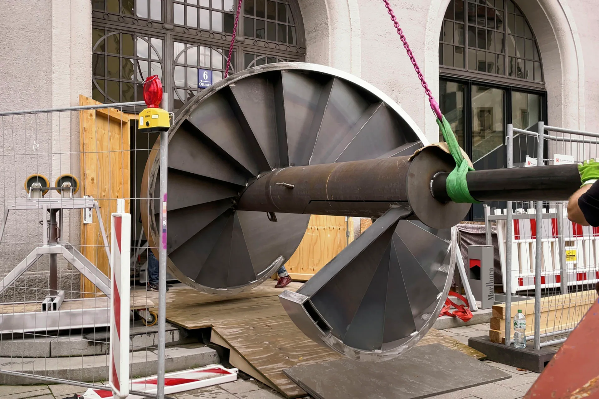 Die vorgefertigte Treppe wurde millimetergenau in das Gebäude „hineingedreht“.