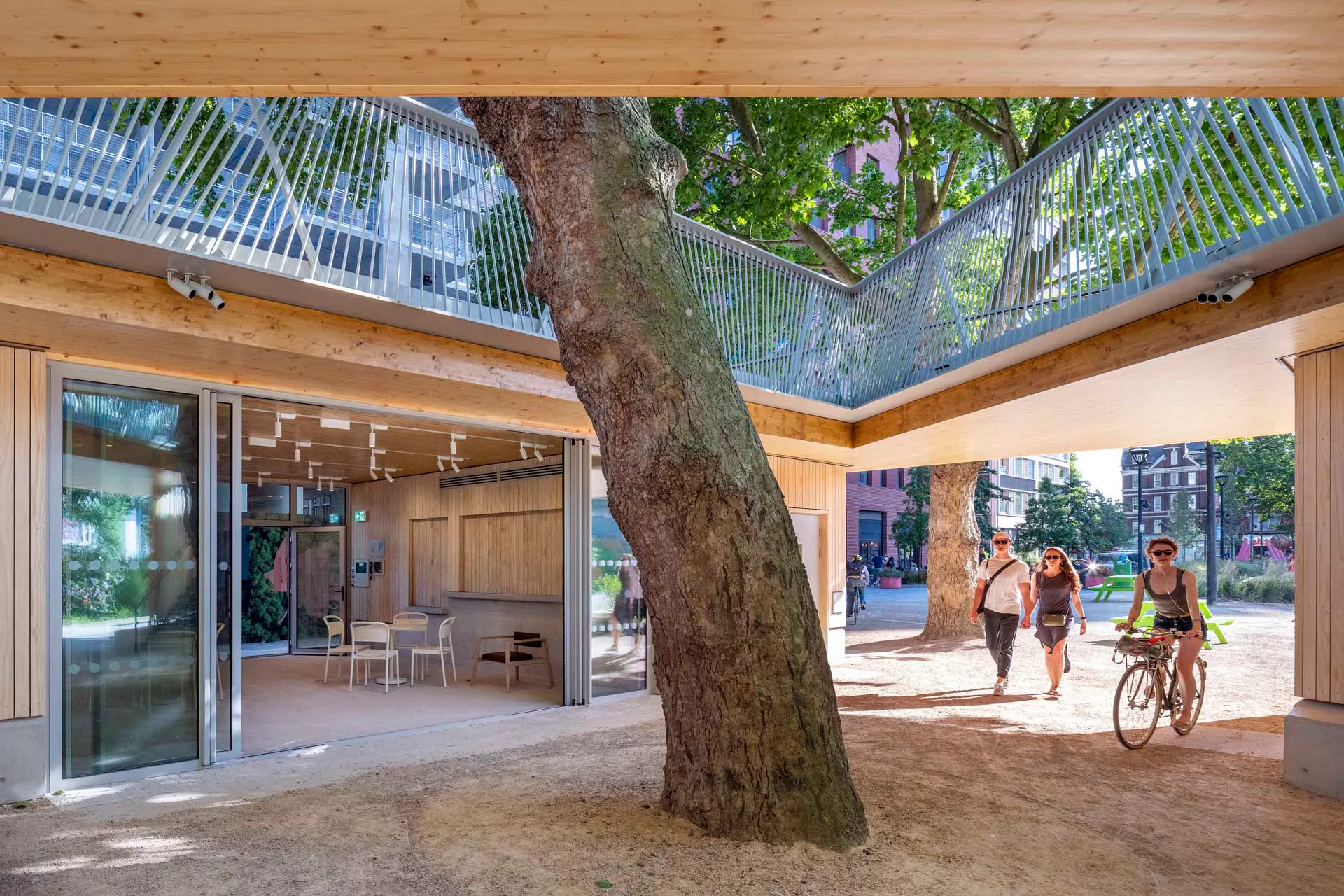Im Holzpavillon befindet sich ein Kiosk und ein Café.