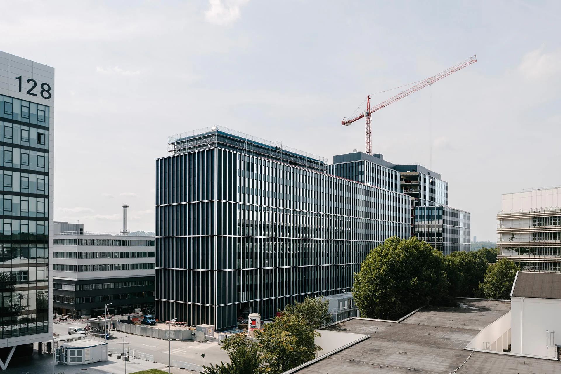 Für die Daimler-Hauptverwaltung in Stuttgart versahen KSP Engel einen dreiteiligen Gebäudekomplex aus unterschiedlichen Jahrzehnten mit neuer, einheitlicher Hülle.