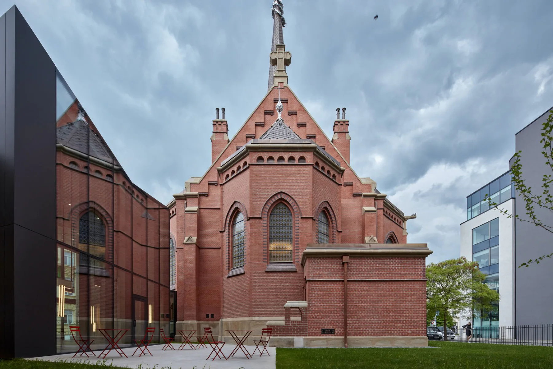 Blick auf die Rote Kirche mit Café