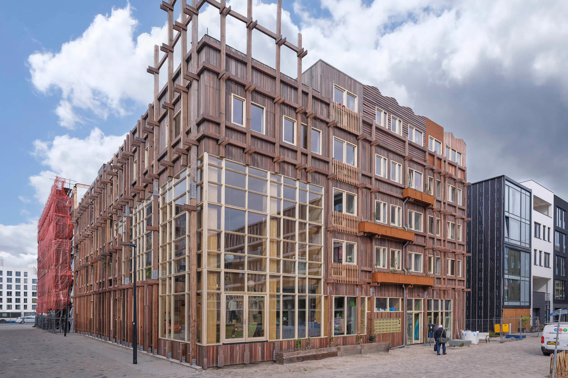 Die patchworkartige Fassade deutet an, welche Vielfalt an Wohnungsgrundrissen und Nutzungen sich im Inneren des Gebäudes verbirgt.
