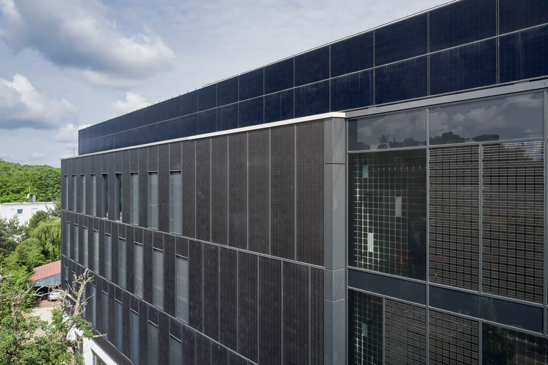 Ein spezielles Deckglas vor den opaken BIPV-Glas-Glas-Modulen verhindert die natürliche Spiegelung der PV-Module, um die Verkehrssicherheit entlang der Autobahn sicherzustellen.