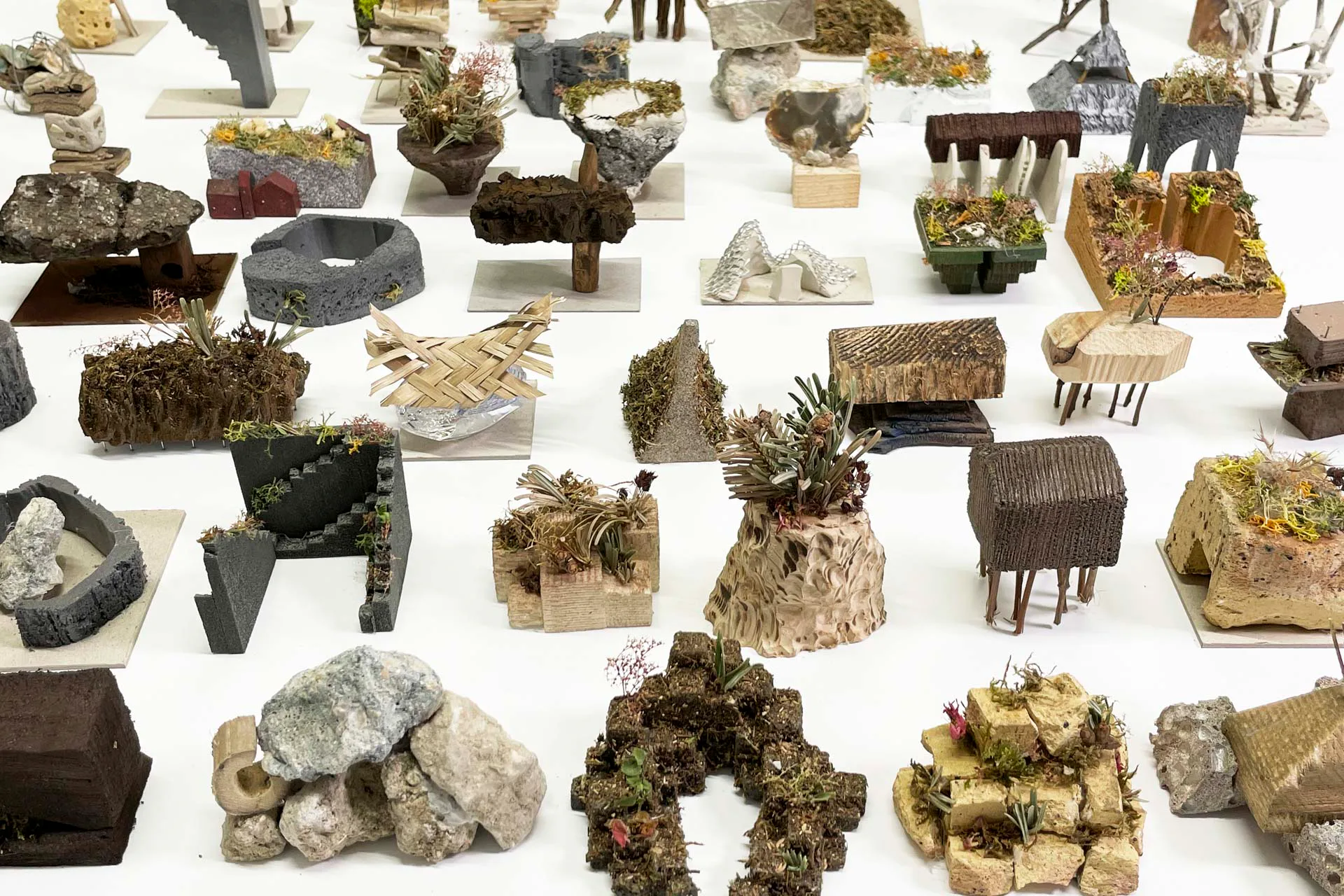 Die Ausstellung „Tsuyoshi Tane: The Garden House“ zeigt den Gestaltungs- und Rechercheprozess in Bildern und mehr als 100 Modellen.