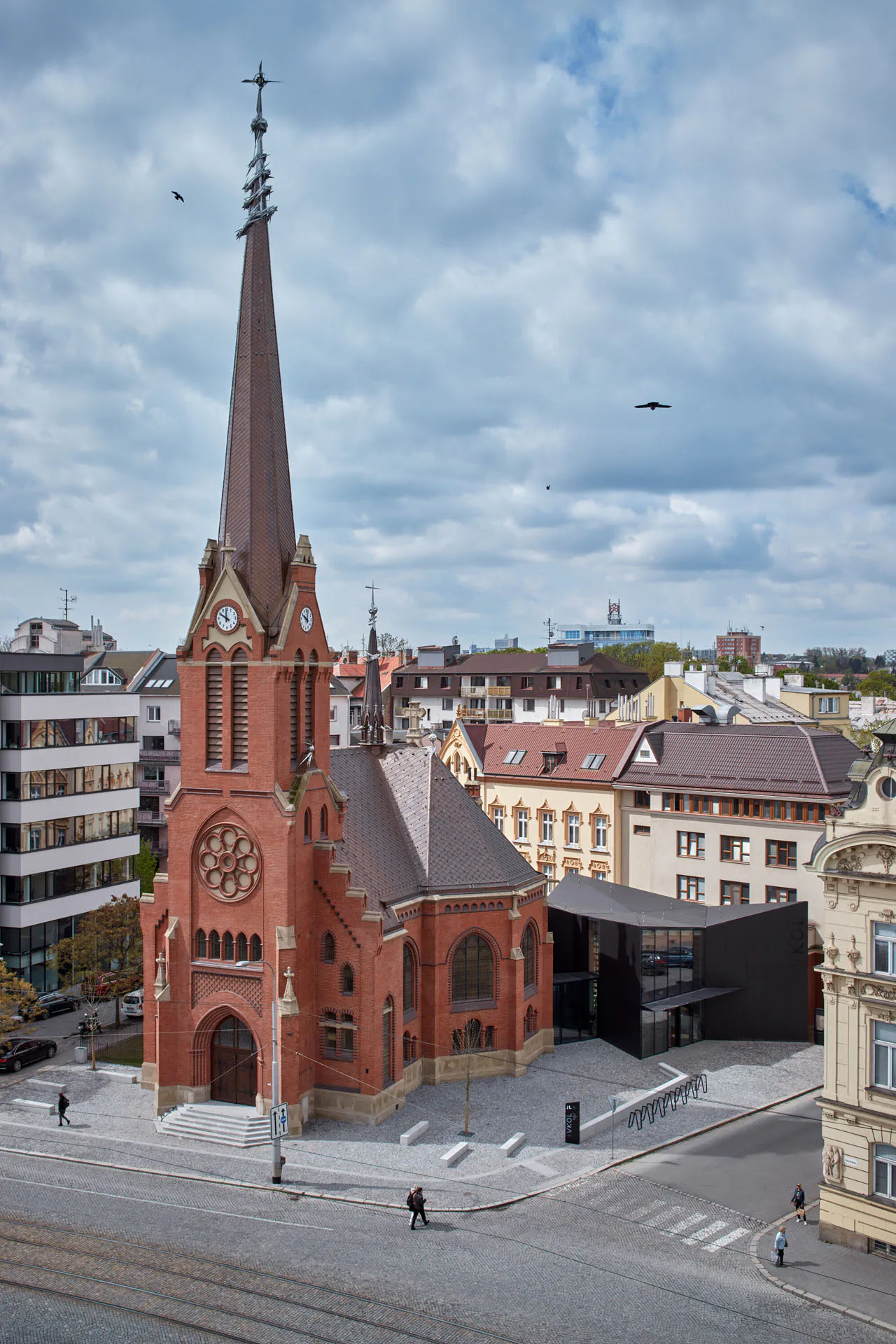 Blick auf die Rote Kirche mit Erweiterungsbau