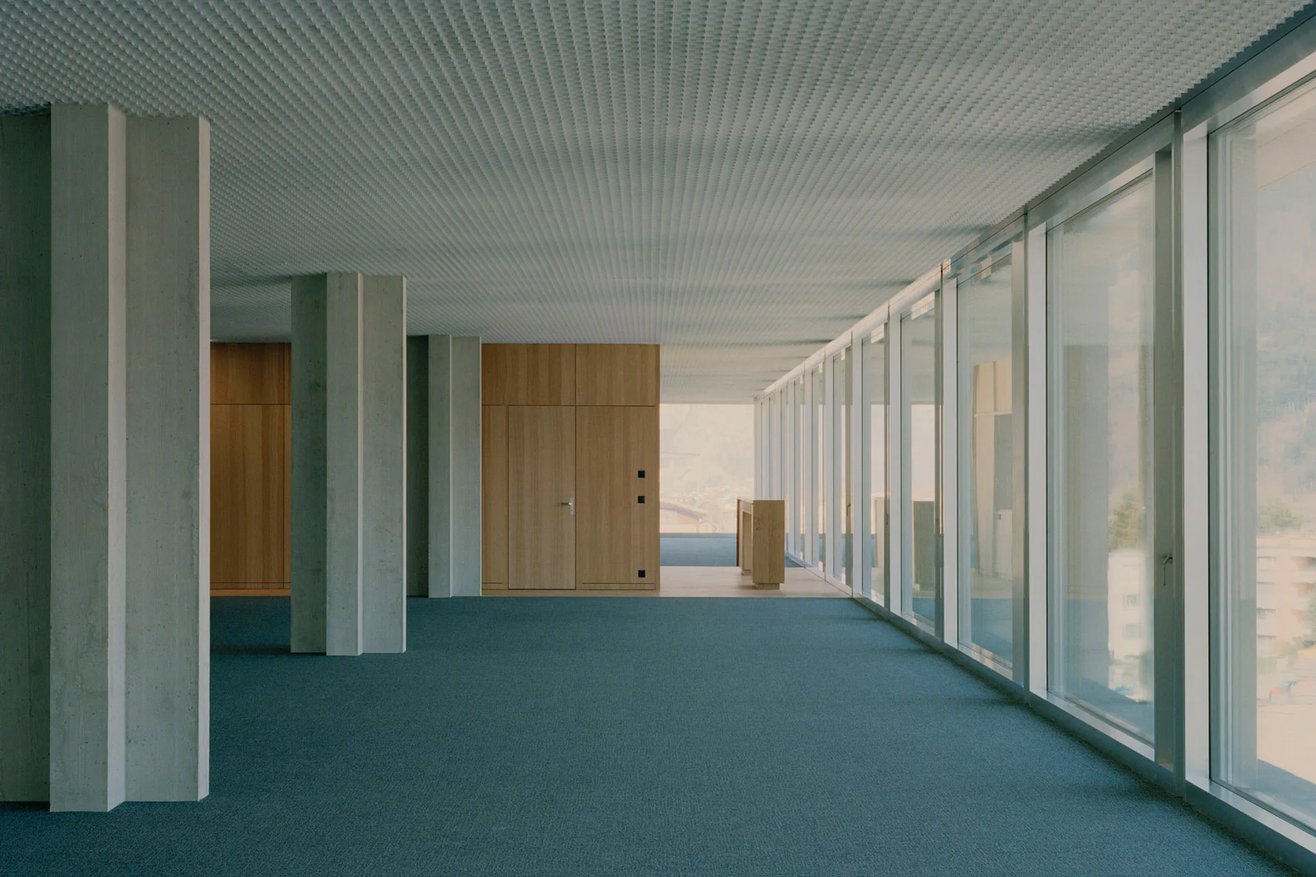 Das ganze Haus ruht auf großen Kreuzstützen. Nur in den Obergeschossen liegen sie teils im Gebäudeinneren, sonst außen vor den Fassaden.