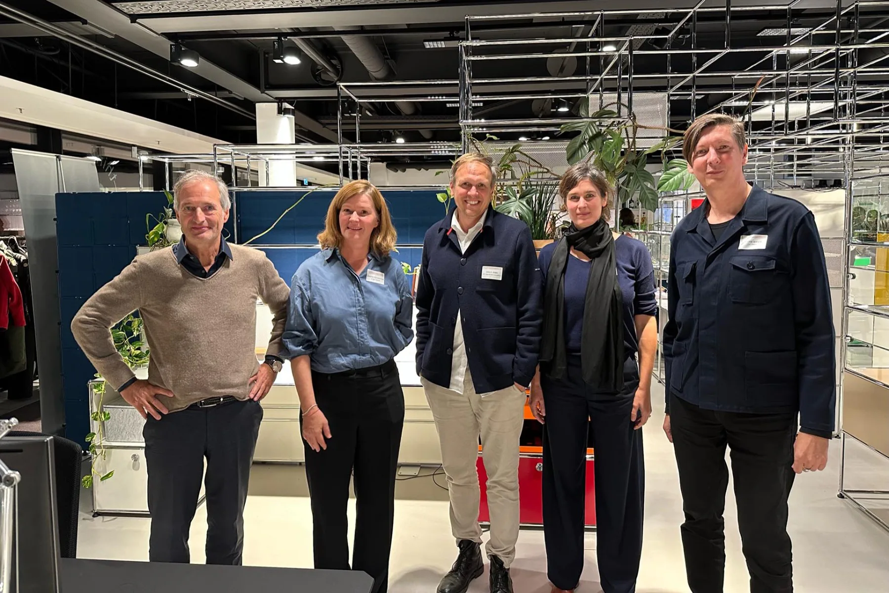 Referent:innen und Moderator:innen des Detail Klima Forums im USM-Showroom in Hamburg, v.l.n.r.: Thomas Dienes, Sandra Hofmeister, Dirk E. Hebel, Margit Sichrovsky und Julian Weyer.
