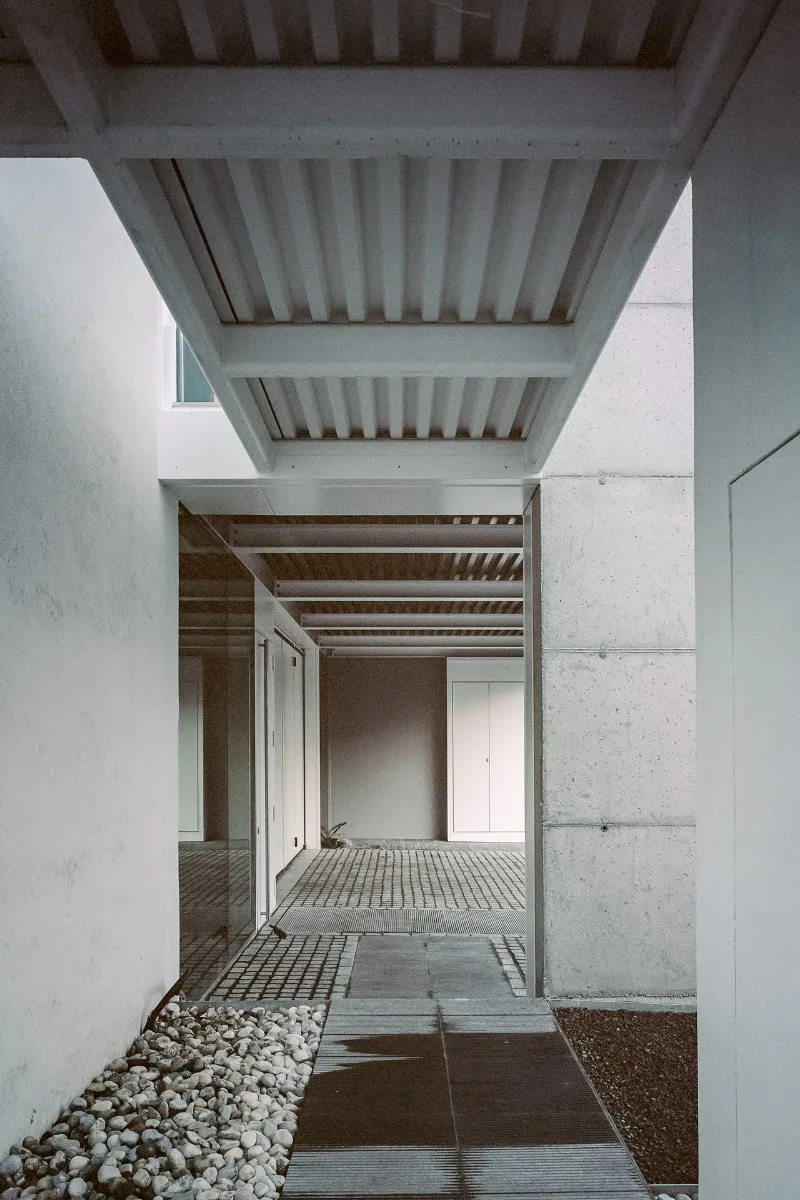 Glas, Sichtbeton und weiß lackierter Stahl – dieser Materialdreiklang prägte die Umbaumaßnahmen von Anfang an.