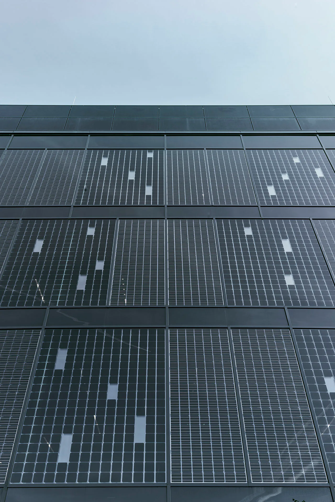 Gezielt eingesetzte Designeffekte entstehen durch die variabel gestaltete Zellbestückung der transparenten Dreifach-Isolierglas-BIPV-Module.