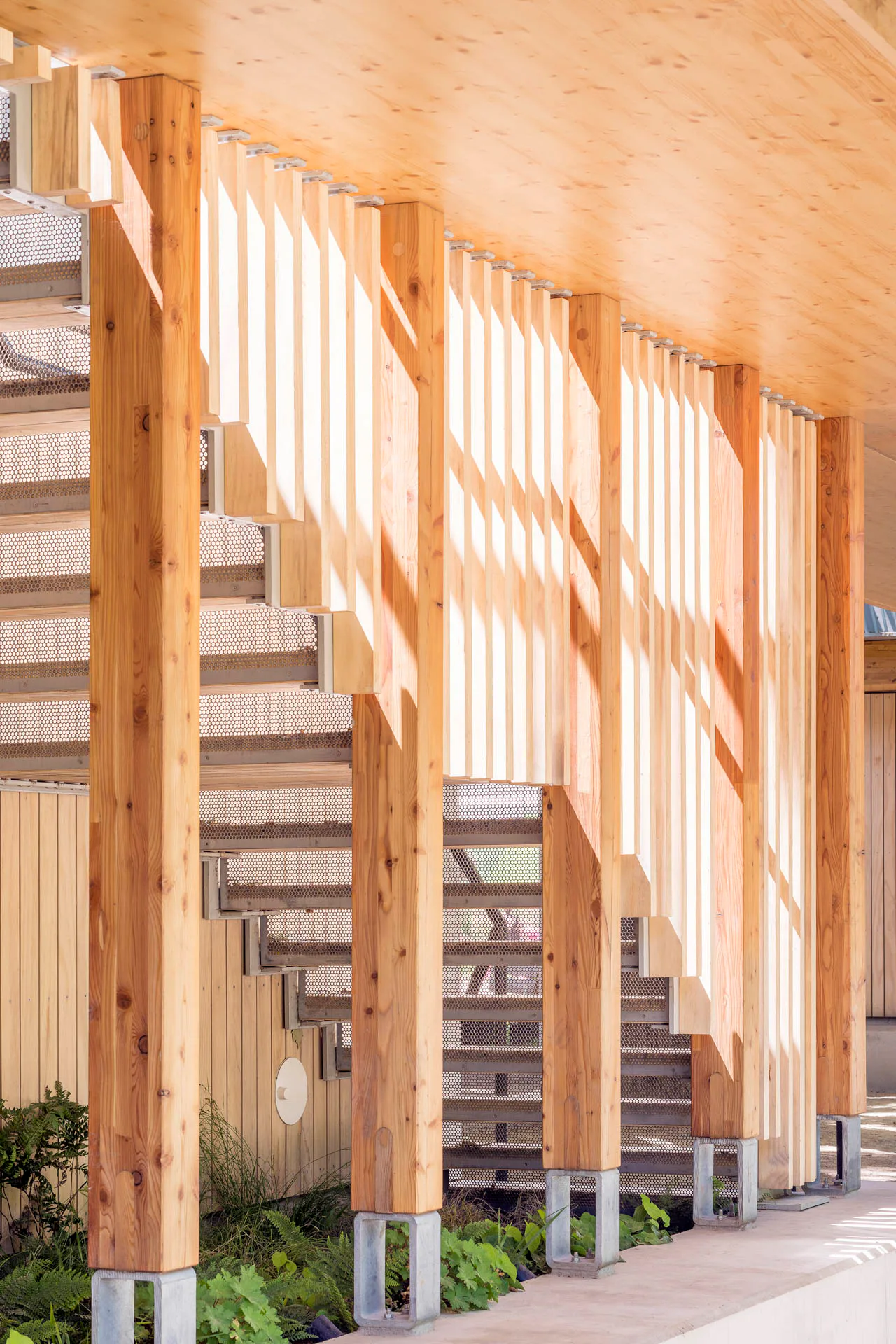Eine Stahltreppe führt auf die Dachterrasse.