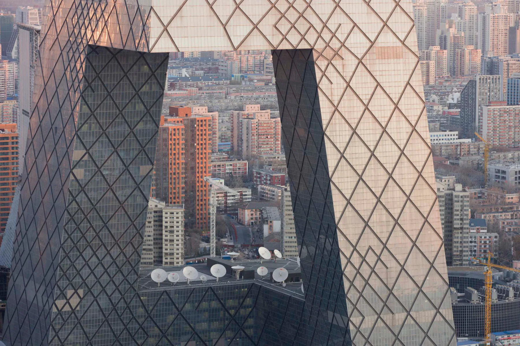CCTV Headquarters in Peking, China, 2011. Design von Rem Koolhaas und Ole Scheeren (bis 2010), David Gianotten, in Zusammenarbeit mit den PartnerInnen Shohei Shigematsu, Ellen van Loon and Victor van der Chijs