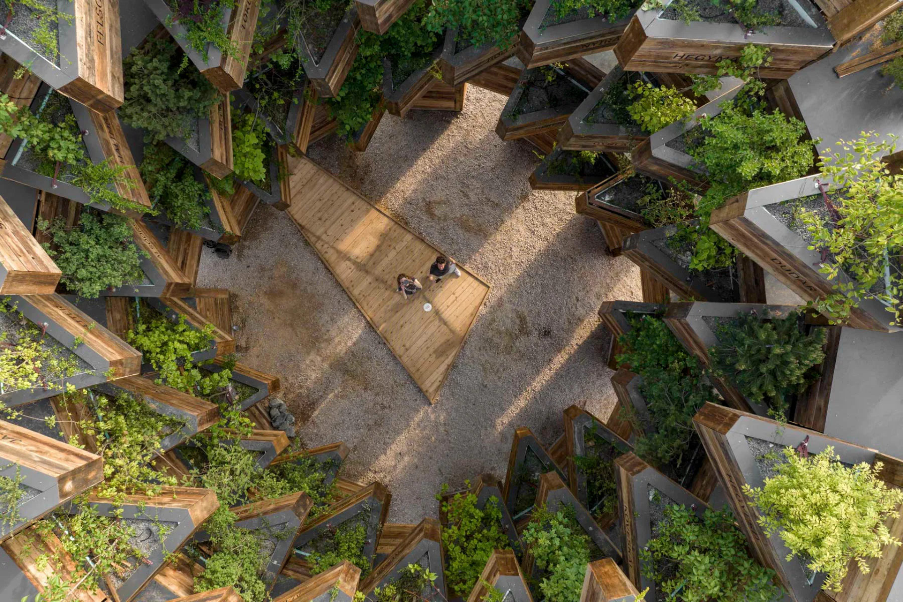 Die spiralförmige Anordnung der übereinander gestapelten Holzkästen bewirkt einen Perspektivwechsel beim Betreten des Pavillons, der den Blick automatisch in Richtung Himmel lenkt.