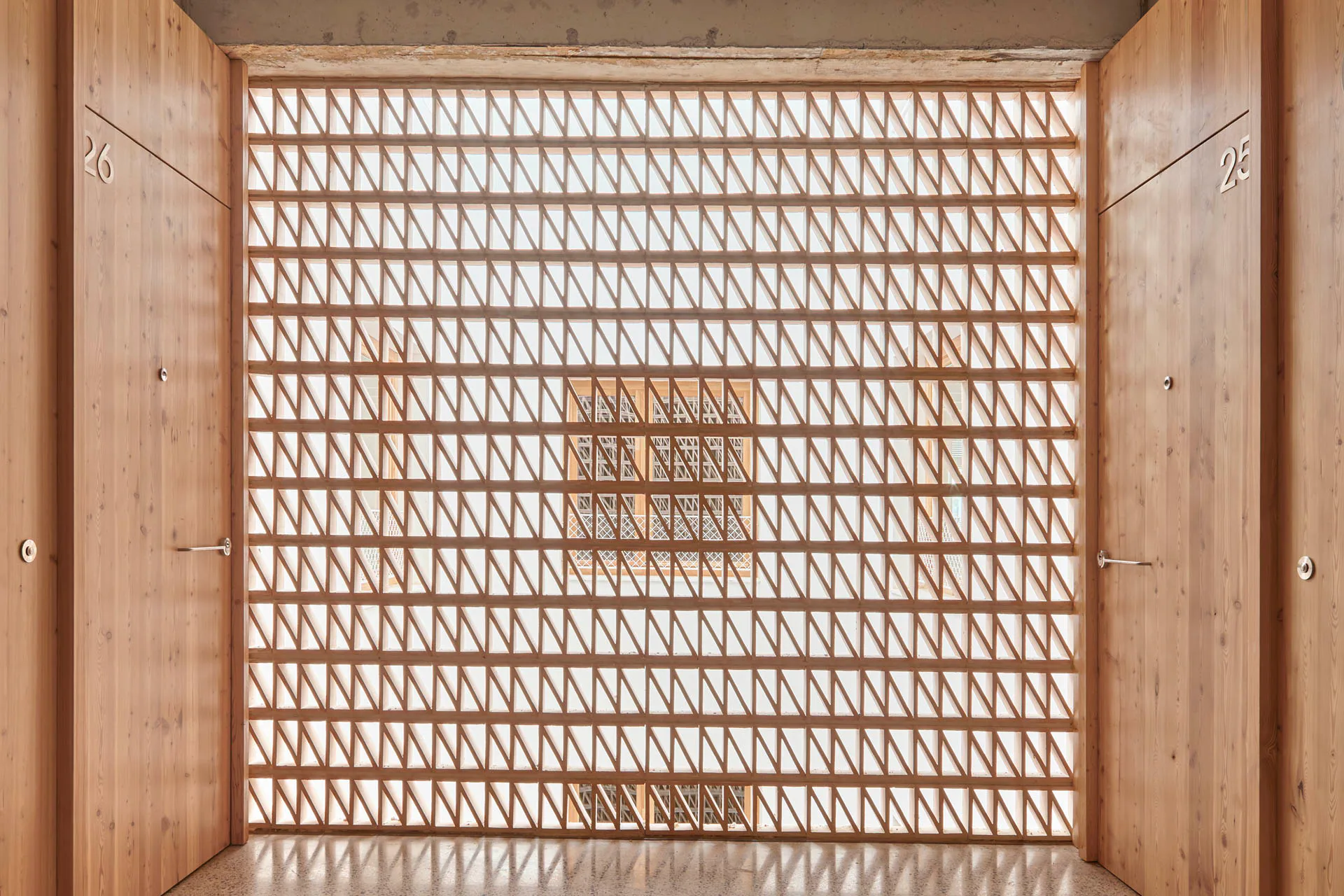 Öffnungen in der Fassade bringen die kühle Meeresluft ins Innere.