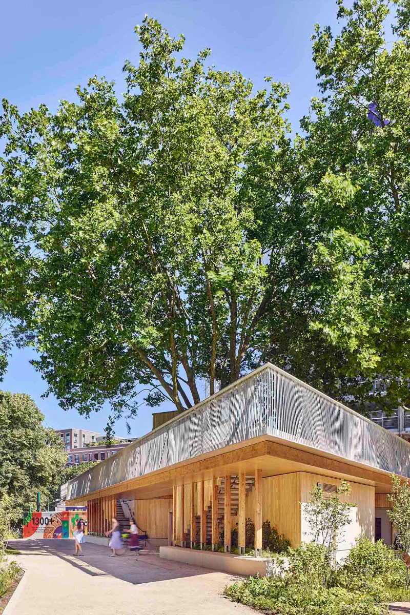 Die Fassade aus Holz darf mit der Zeit natürlich altern.