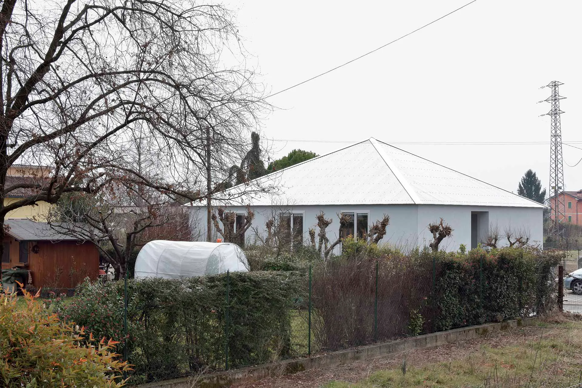 Im Norden gibt sich das Haus geschlossener, mit Putzfassaden und einem schlichten Wellblechdach.