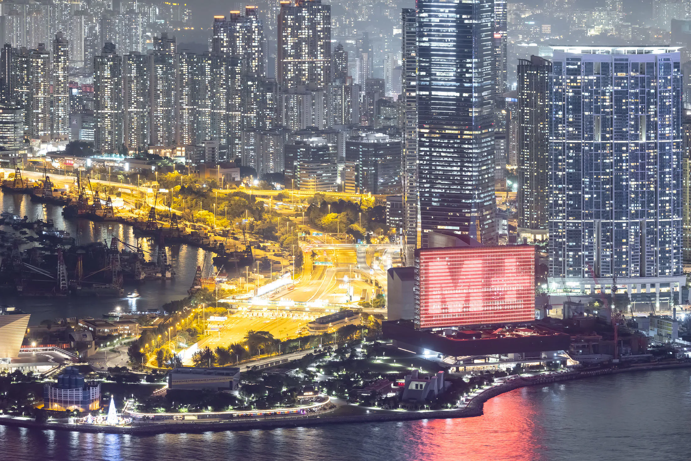 Blick auf Hong Kong, 2022, mit Museum M+ von Herzog + de Meuron