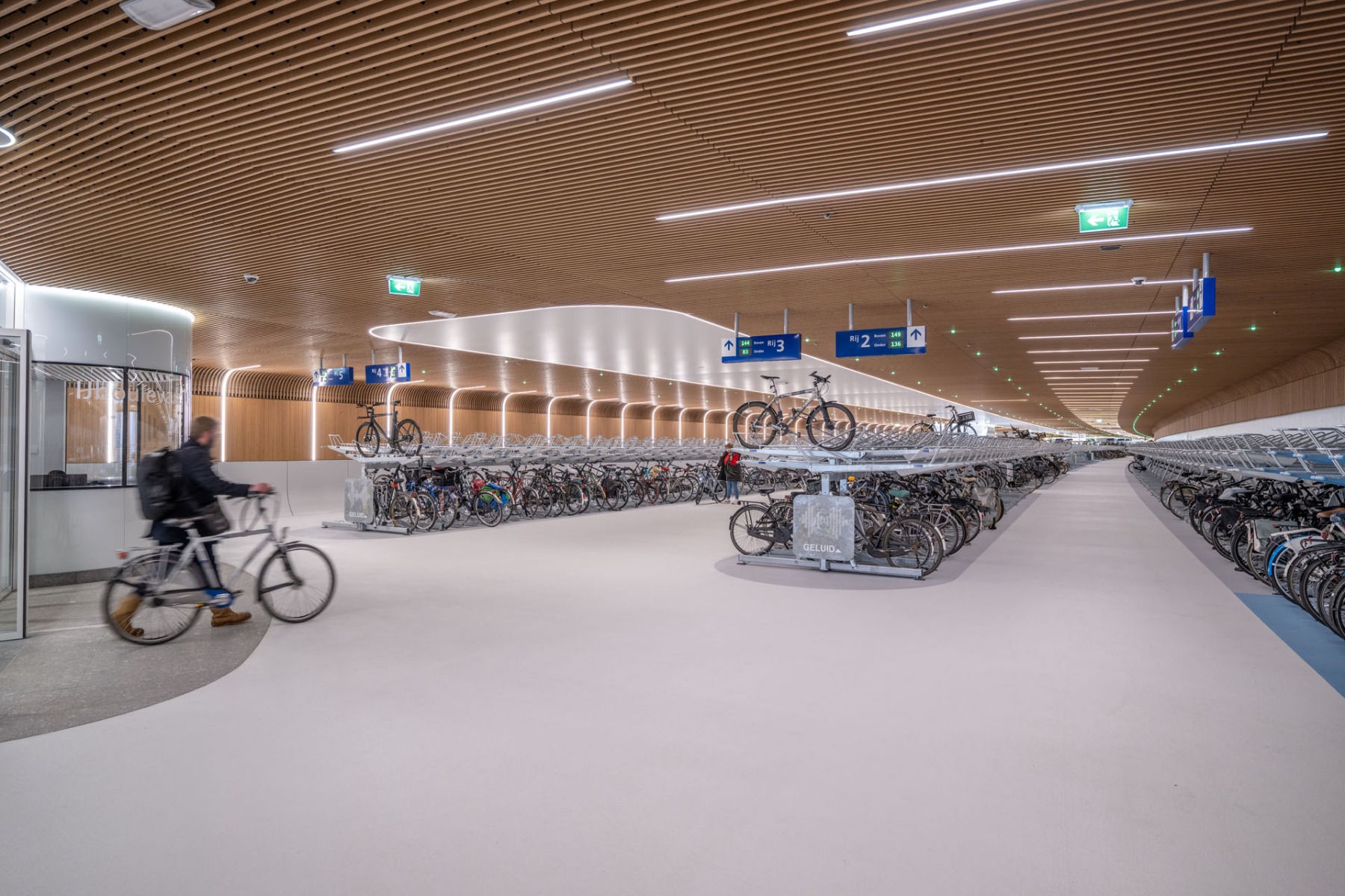 Fahrradstellplatz in Amsterdam von VenhoevenCS