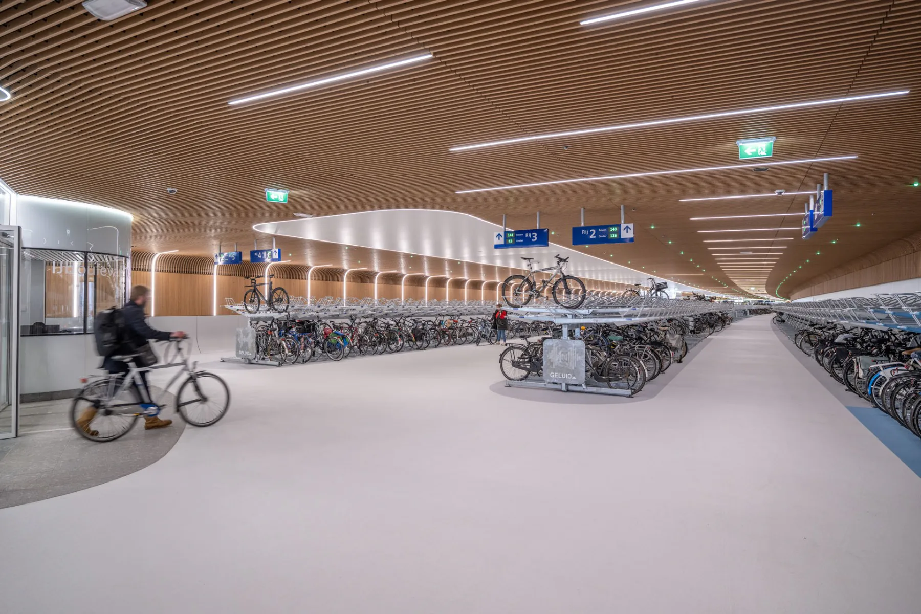 Der unterirdische Fahrradstellplatz IJboulevard im Zentrum Amsterdams