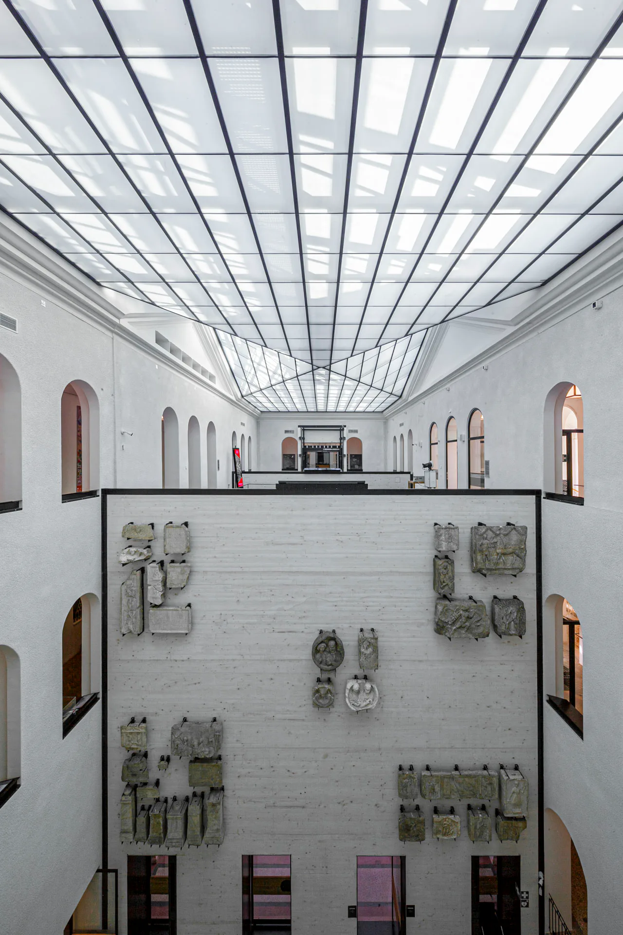 Ein neues Glasdach überdacht den Innenhof des Kärnten Museums.