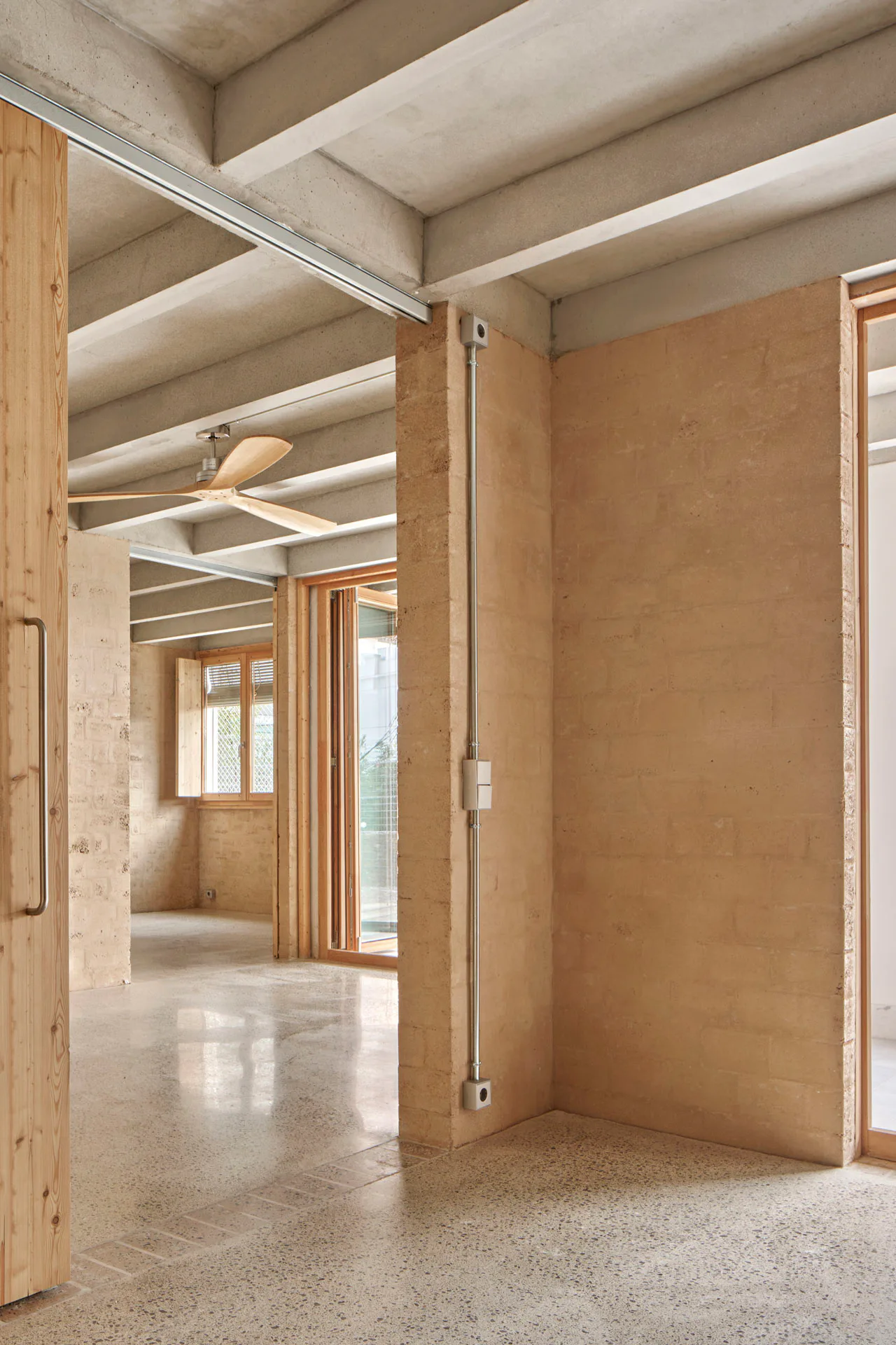 Luftgetrocknete Lehmziegel, Holz und Beton charakterisieren die Innenräume.