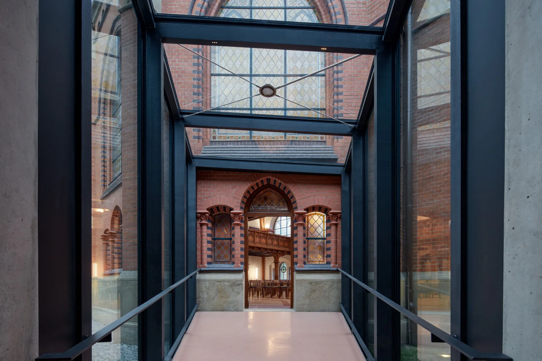 Verbindung von Kirche und Empfangsgebäude