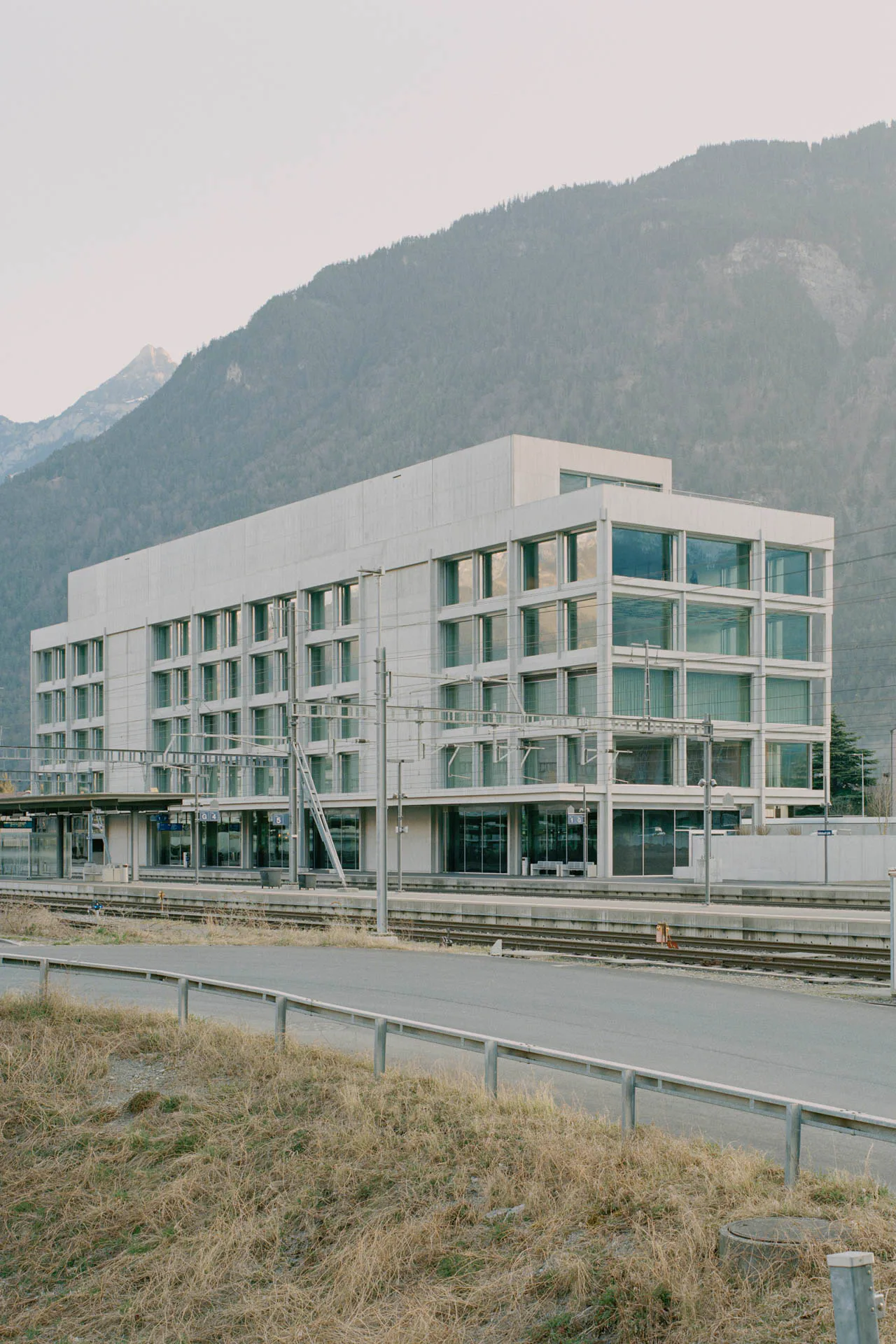 Das ganze Haus ruht auf großen Kreuzstützen. Nur in den Obergeschossen liegen sie teils im Gebäudeinneren, sonst außen vor den Fassaden.