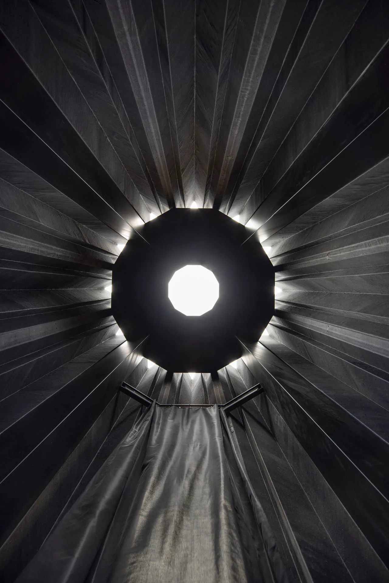 Ein zwölfeckiger Oculus dient als Lichtquelle