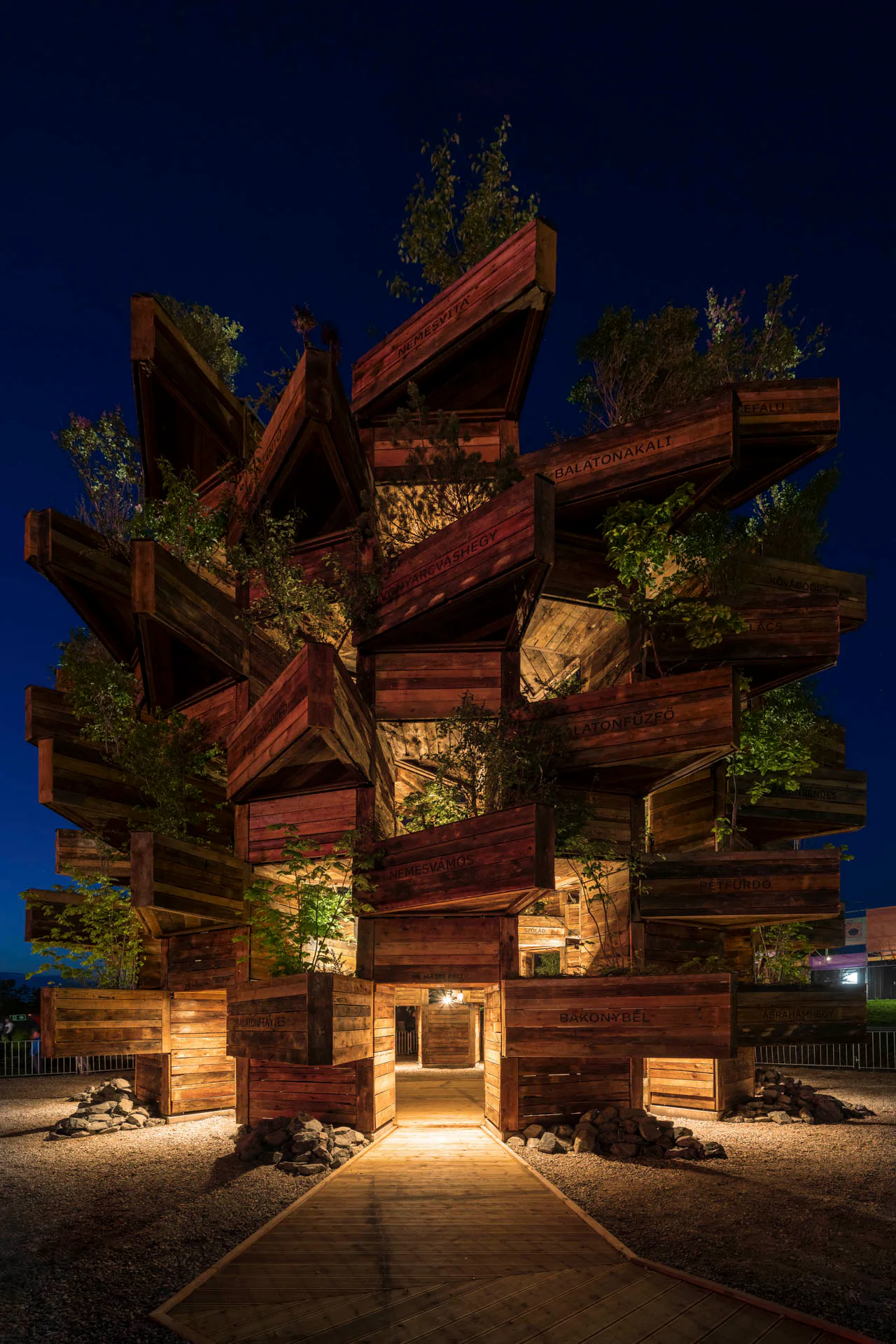 Der Pavillon als Lichtkörper in der Nacht