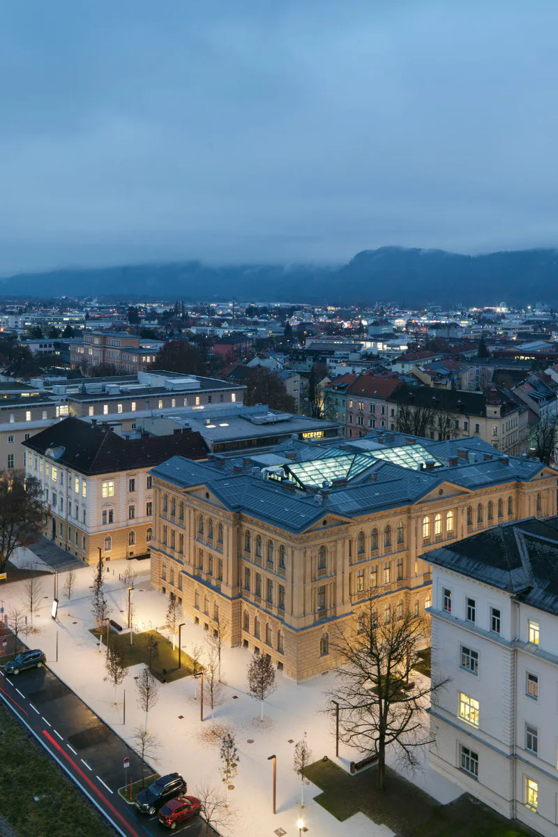 Der neugestaltete Vorplatz schafft neue Verbindungen zwischen Kärnten Museum und der Stadt.