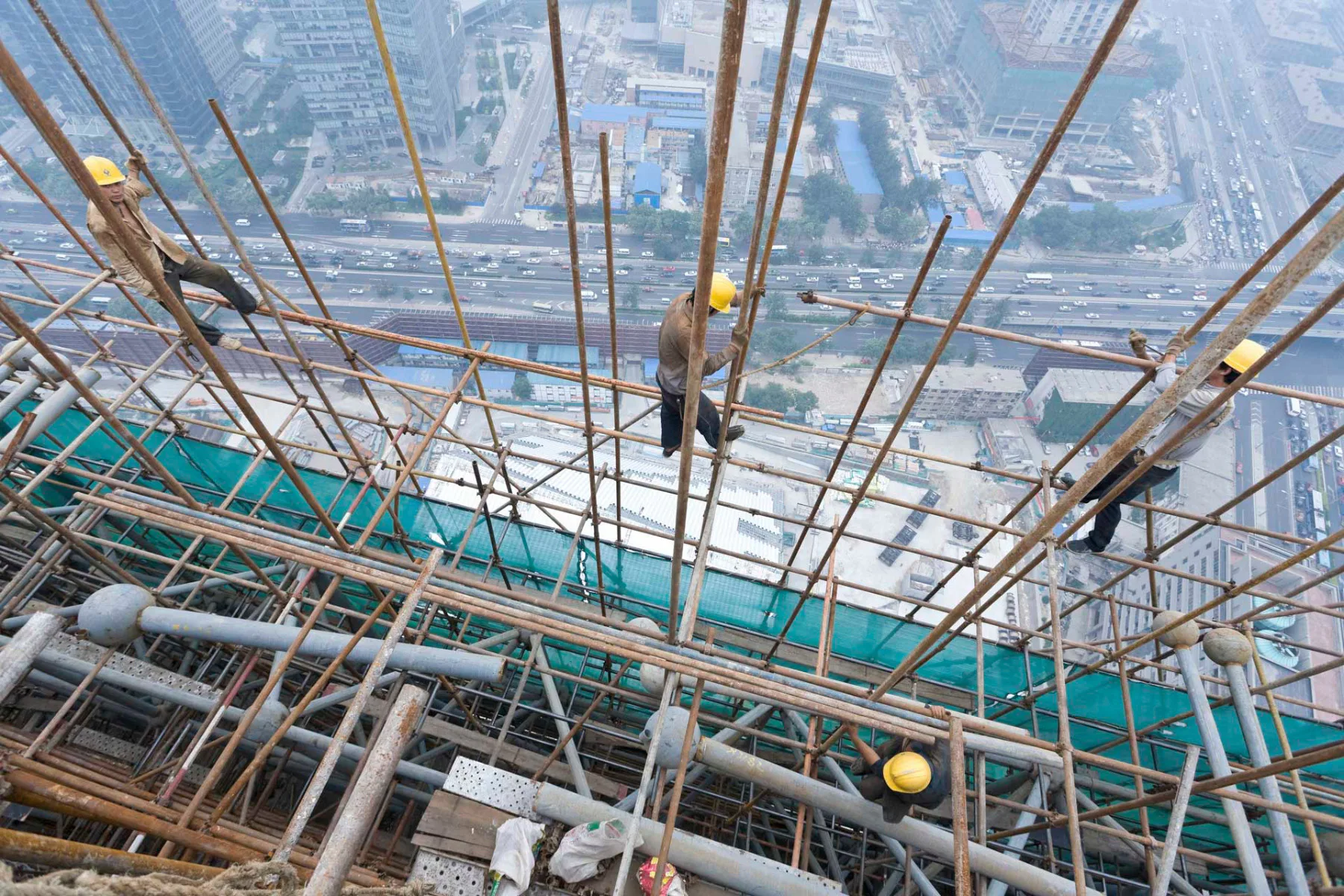 Baustelle der CCTV-Headquarters in Peking, China, 2011. Design von Rem Koolhaas und Ole Scheeren (bis 2010), David Gianotten, in Zusammenarbeit mit den PartnerInnen Shohei Shigematsu, Ellen van Loon and Victor van der Chijs