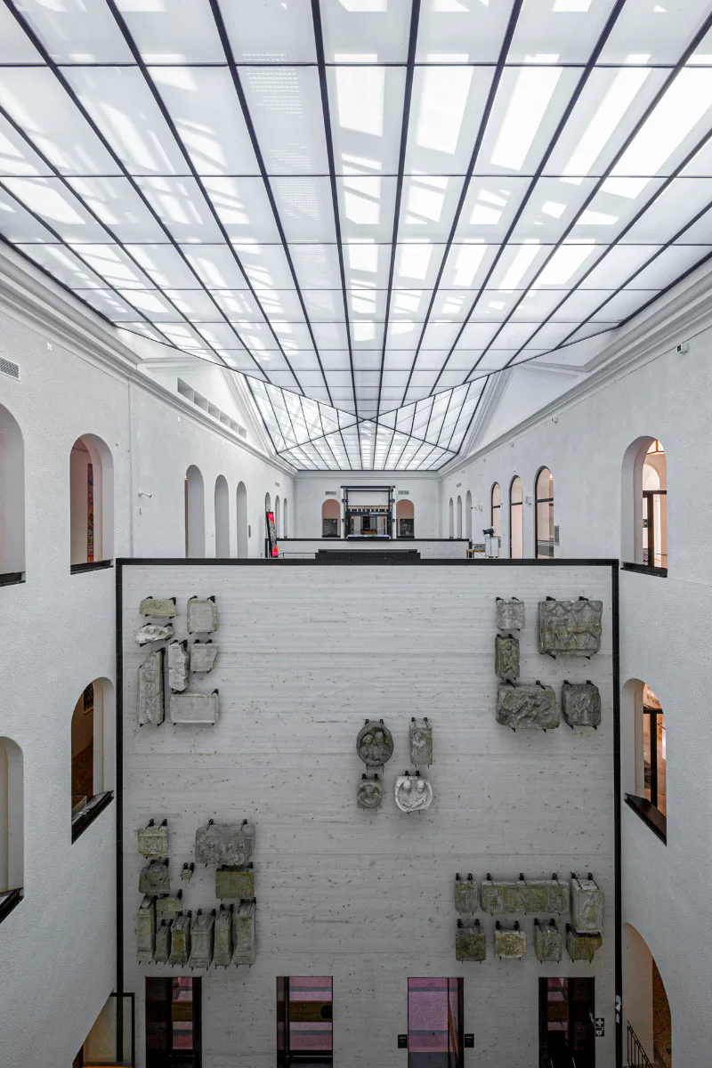Ein neues Glasdach überdacht den Innenhof des Kärnten Museums.