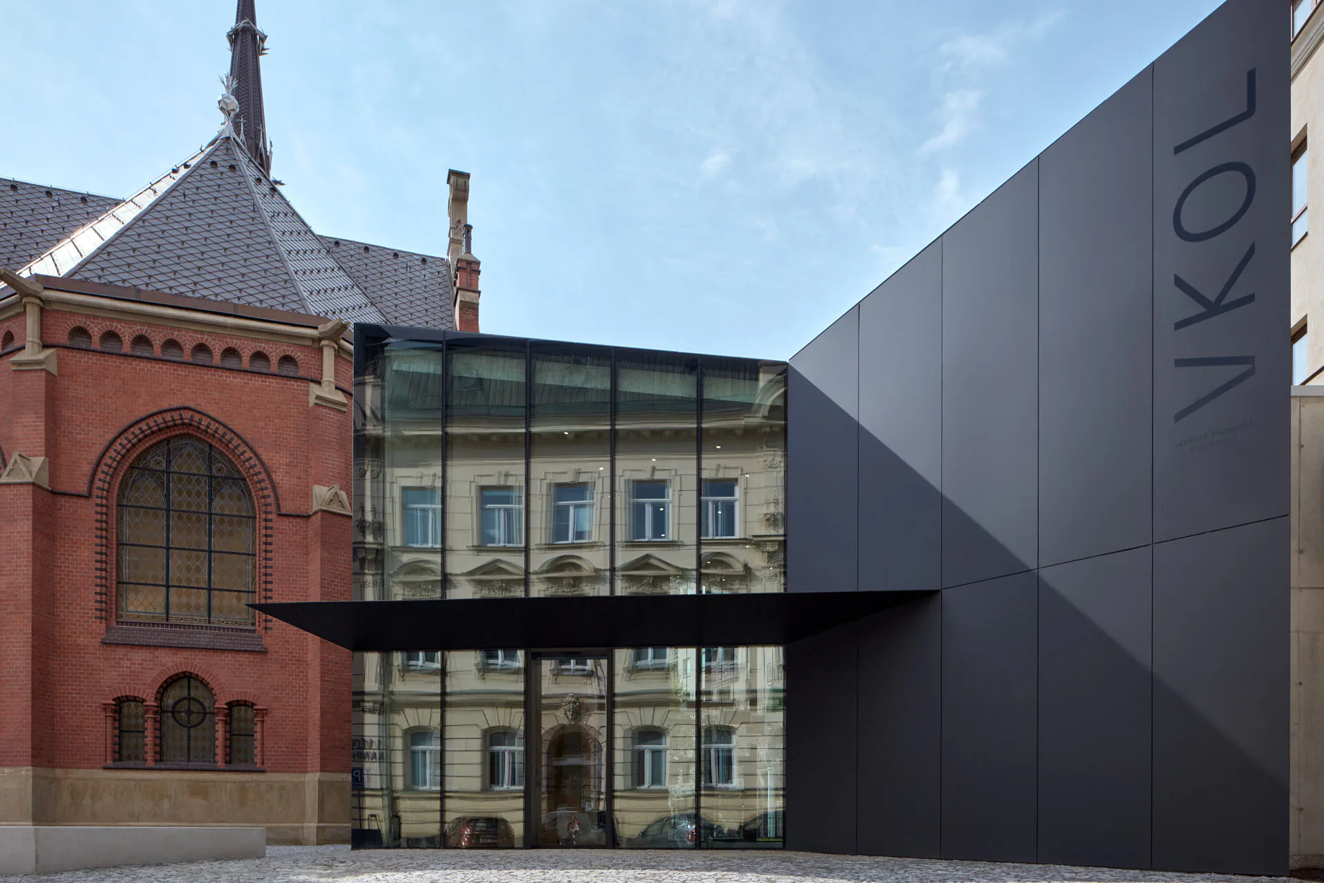 Kirche und Bibliothek sind durch ein Empfangsgebäude miteinander verbunden.