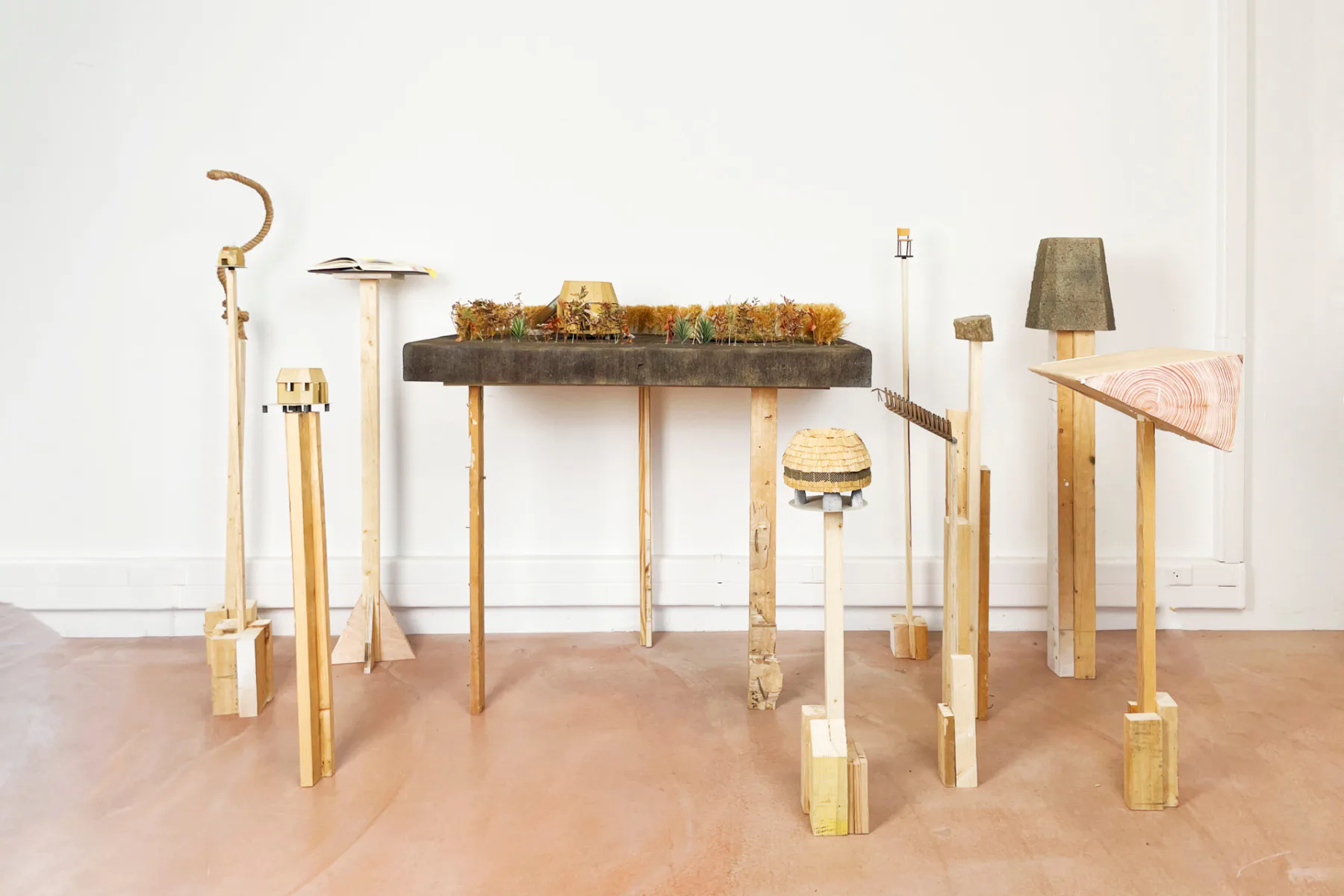Recycelte Holz-Podien für die Ausstellung