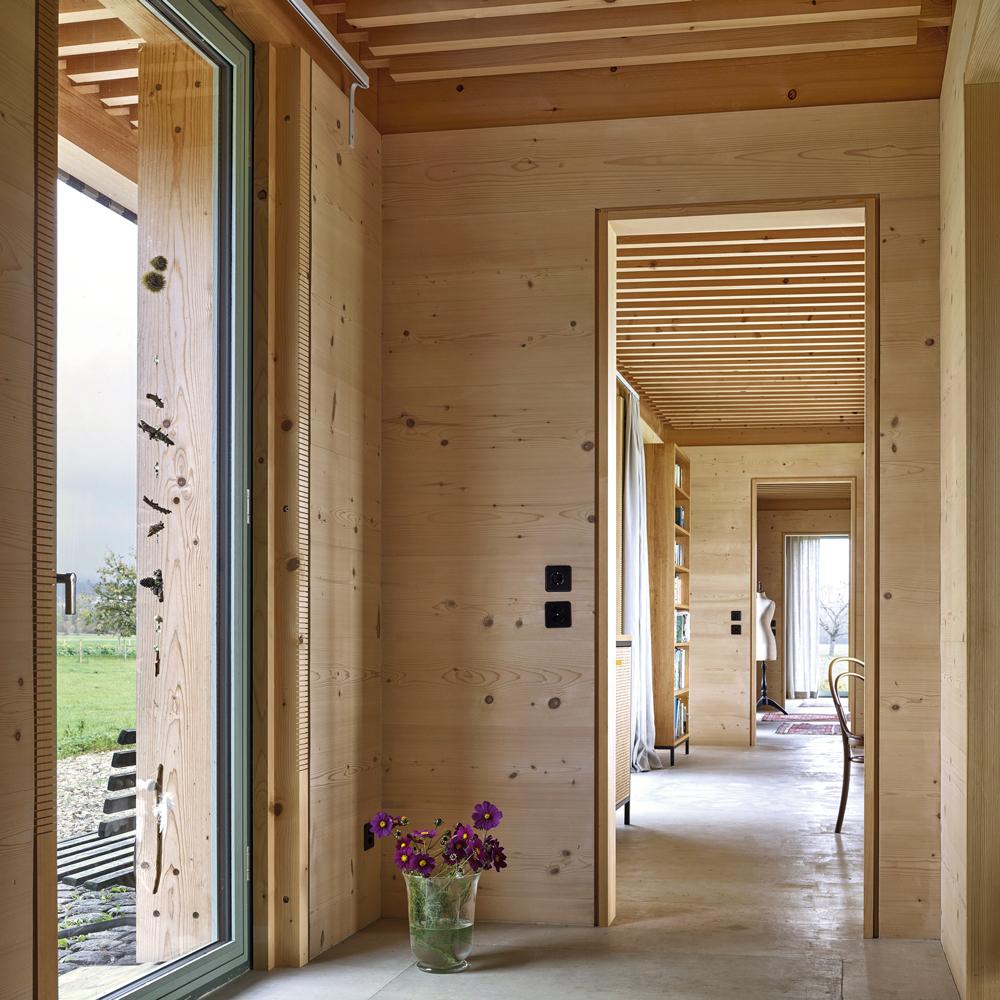 Die Innenräume sind als Enfilade angelegt: Bei geöffneten Türen entsteht eine Sichtachse über die gesamte Länge des Hauses.