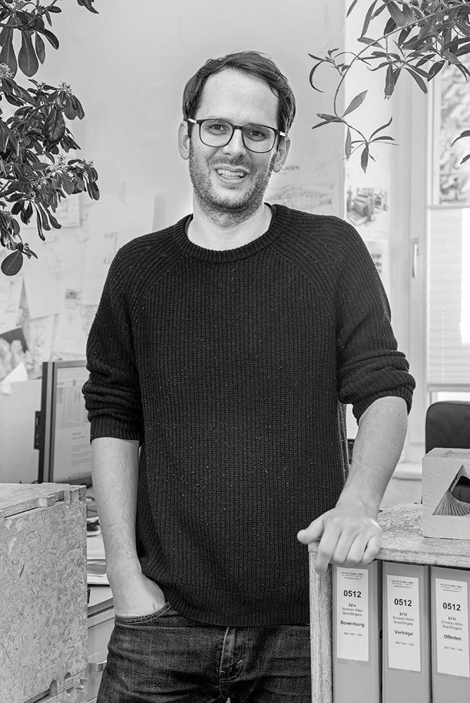 Nach der Ausbildung zum Sekundarlehrer studierte Paul Schmidt Architektur an der Hochschule in Chur und übernahm 2017 das Büro Atelier Schmidt, das sein Vater Werner Schmidt 1988 gegründet hat.