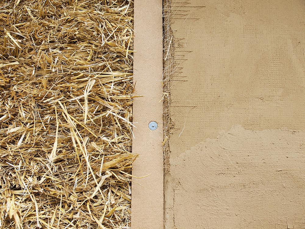 Strohballen eignen sich vor allem zur Ausfachung von Holzständerwänden. Die Konstruktion muss dabei an das Ballenmaß angepasst werden.