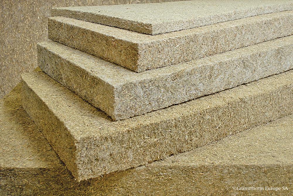 Wiesengras wird zu Einblas- und Schüttdämmstoffen, aber auch zu Matten verarbeitet. Dazu fügt man ihm natürliche und synthetische Bindefasern bei.