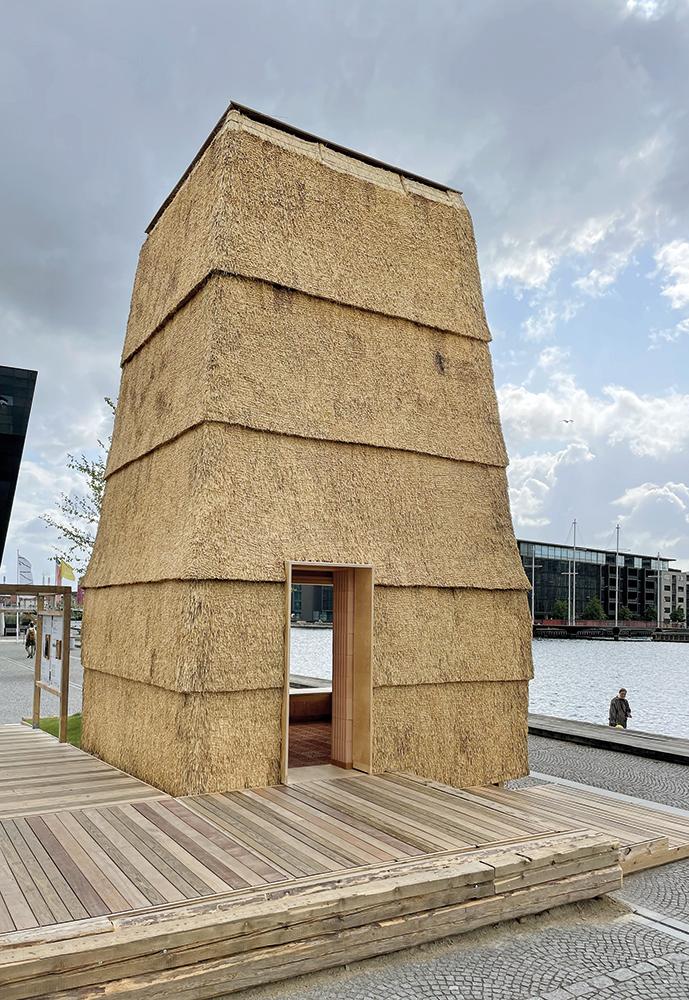 Aus Ziegeln, Holz und Schilfrohr entwarfen Leth & Gori, Rønnow Architects und Cinark diesen Pavillon zum UIA-Weltkongress 2023 in Kopenhagen.