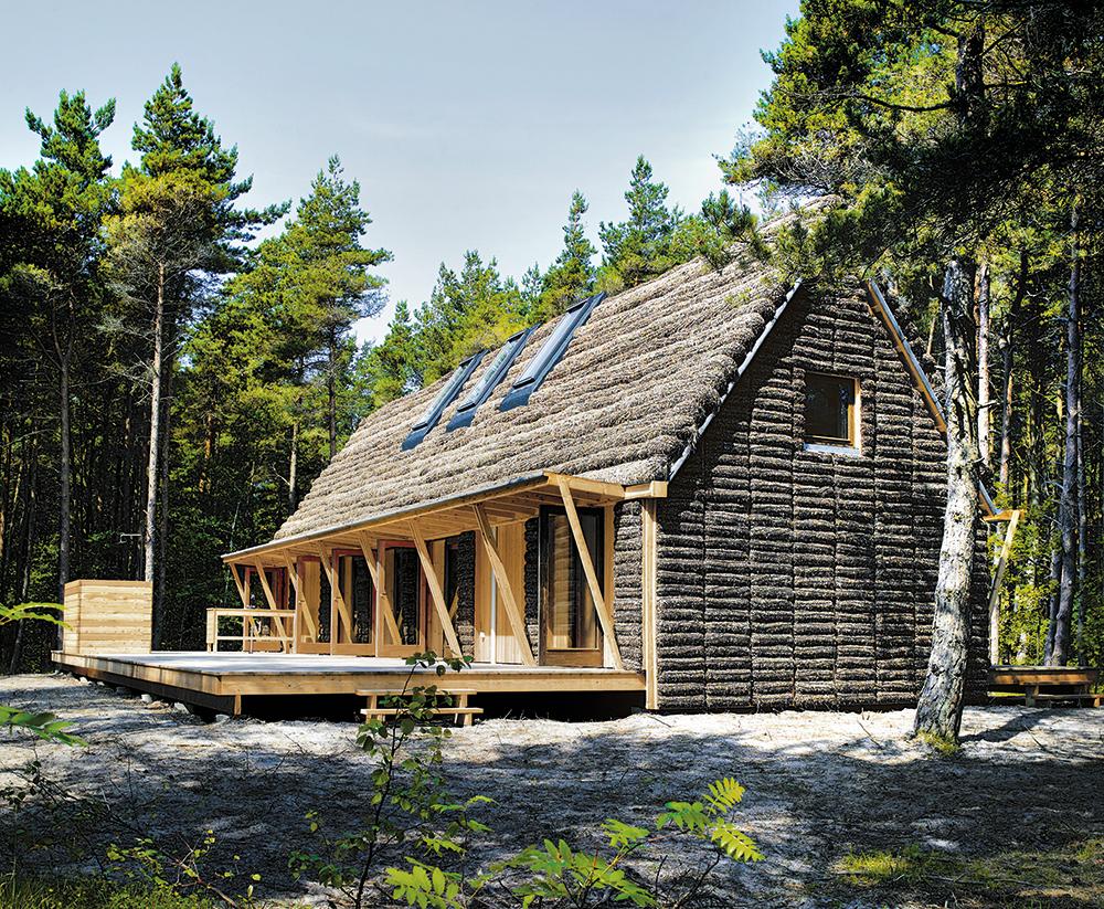 Bei diesem Ferienhaus auf der Insel Læsø verkleidete das Architekturbüro Tegnestuen Vandkunsten Dach und Fassaden mit Seegras in Schafwollnetzen.