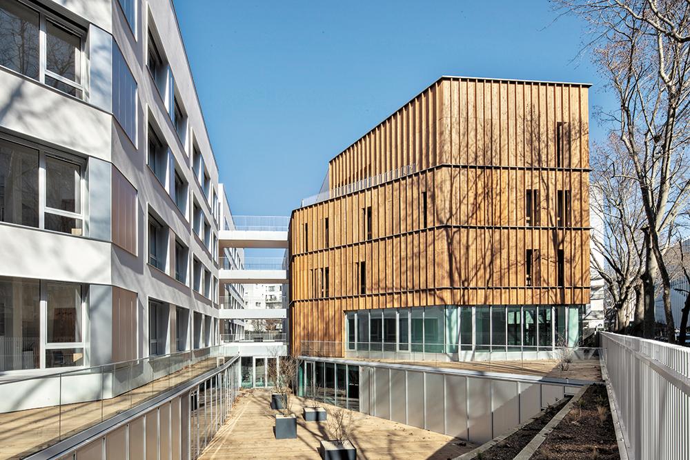 Im Süden von Paris haben NZI Architects ein Bürogebäude zum Studierendenwohnheim umgebaut. Hinter der Lärchenholzfassade verbirgt sich eine Dämmung aus Stroh.