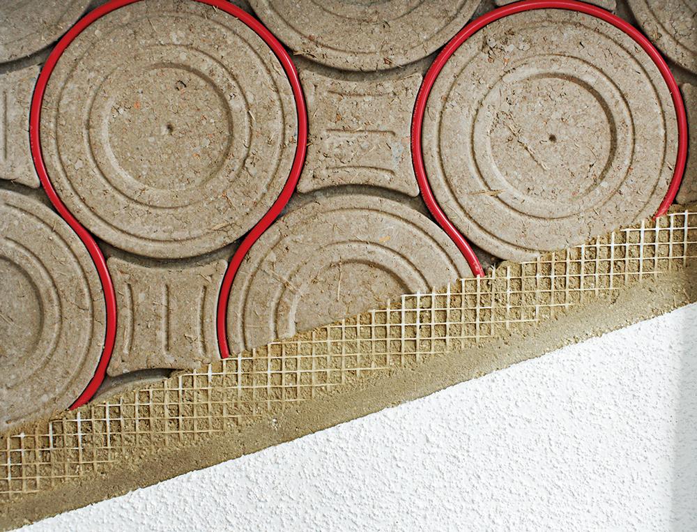 Das in Lehmplatten integrierte Deckenheiz- und Kühlsystem von Argilla Therm zeichnet sich unter anderem durch seine hohe Feuchtespeicherkapazität aus.