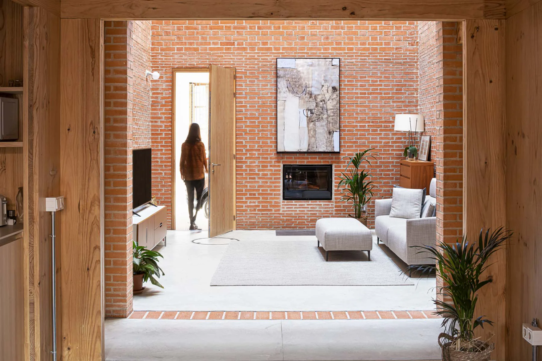Gleich hinter dem Eingang liegt das Atrium, das als Wohnzimmer genutzt wird.