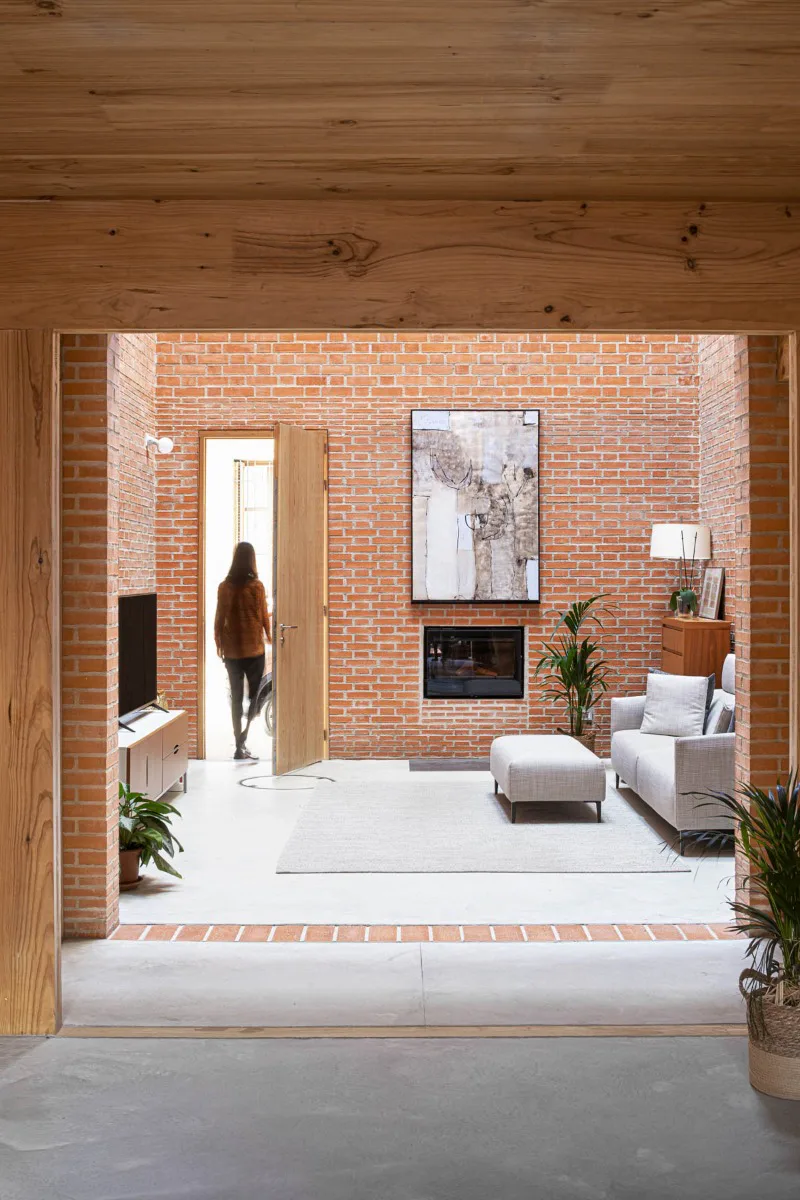 Gleich hinter dem Eingang liegt das Atrium, das als Wohnzimmer genutzt wird.