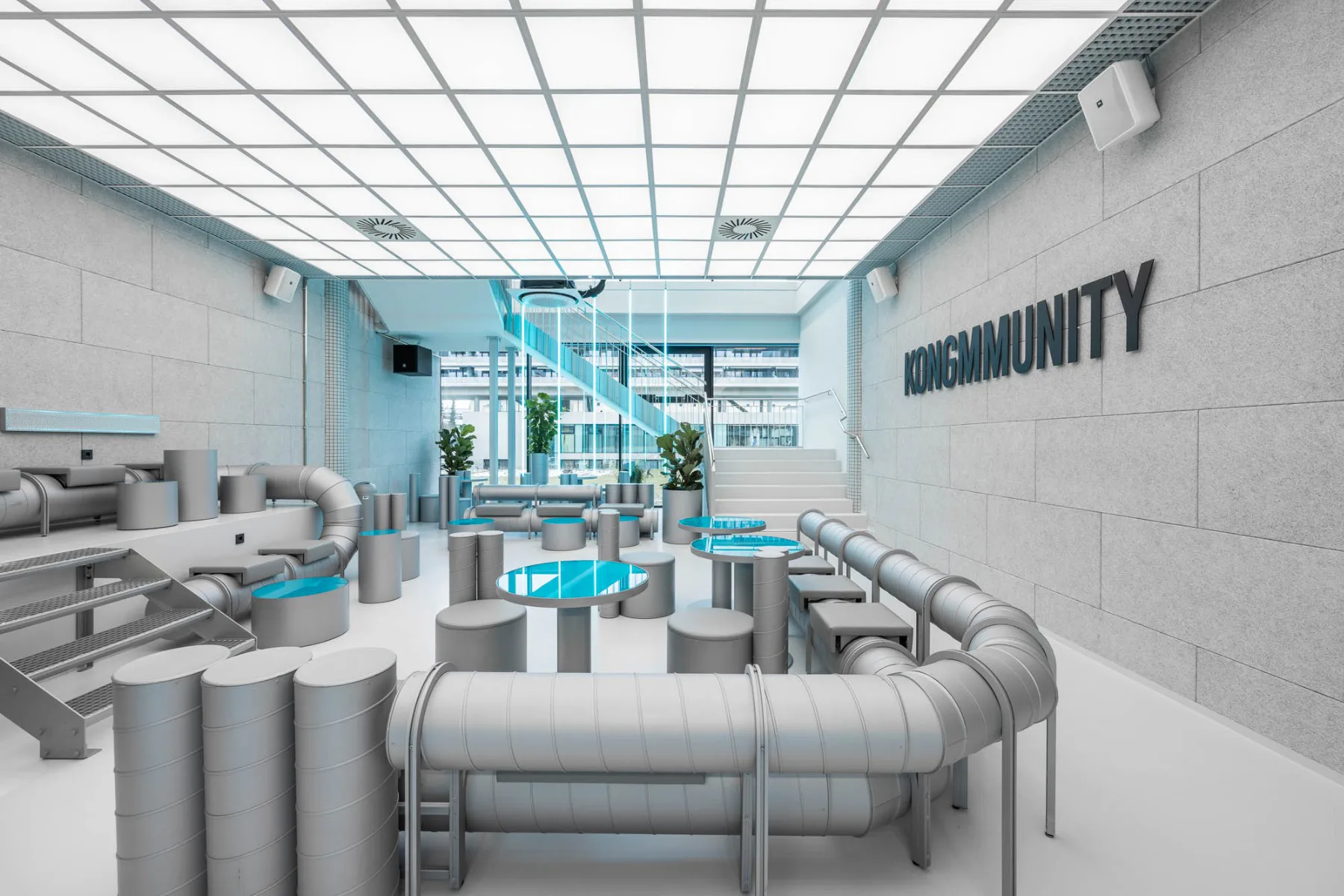 Das neue Fitnessstudio von Masquespacio ist in kühles Neonlicht getaucht.